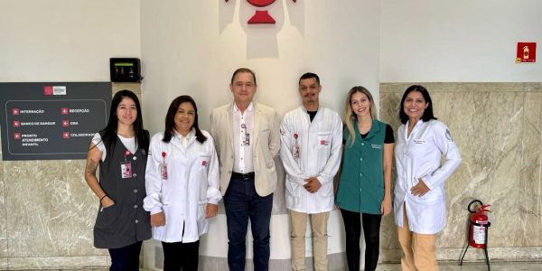Na foto, a equipe da ala de Psiquiatria: Ariadne Barbosa Cruz (enfermeira coordenadora), Flávia Sabido Lombardo (assistente social), Edson Flávio Rubim (médico psiquiatra), Leoni C. Muniz (psicólogo), Mayara Sandri (nutricionista), Luciana Nunes (estagiária acadêmica de Medicina)