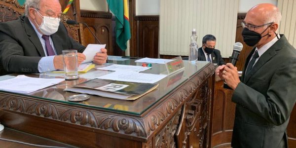 O presidente da Casa, vereador José Roberto Segalla, durante a posse do suplente Claudemir Vella, chamado a votar a denúncia de autoria do parlamentar Edvaldo Minhano