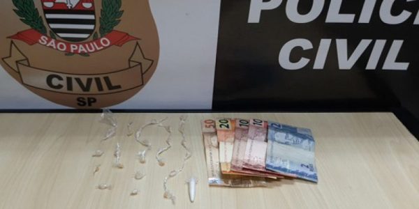 Além de confessar, jovem carregava pedras de crack e dinheiro / Foto: Polícia Civil/Divulgação