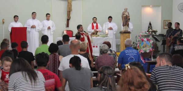 Missa em homenagem a São Pedro na Paróquia de São Pedro
Na foto: Padre Agnaldo Pereira