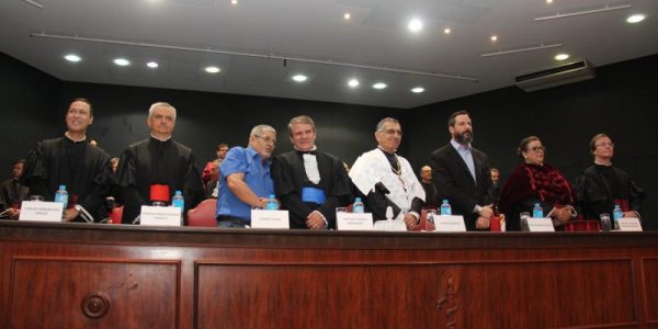 Posse dos professores Carlos Ferreira dos Santos e Guilherme dos Reis Pereira Janson nas funções de diretor e vice-diretor da Faculdade de Odontologia de Bauru.
Na foto: Carlos Ferreira dos Santos, Ignácio Maria Poveda Velasco, Pedro Tobias, Antônio Carlos Hernandes, Vahan Agopyan(Reitor), José Eduardo Fogolim, Maria Aparecida Andrade Moreira Machado e Guilherme dos Reis Pereira Janson