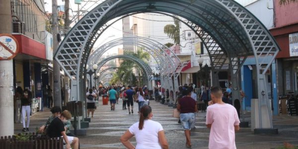 Movimentação nesta quarta (17) no Calçadão, que continua aberto por 6 horas de segunda a sexta / Foto: Aceituno Jr.