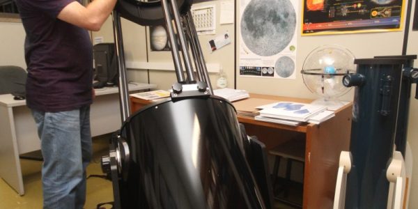 Novo Telescópio  Newtoniano que será apresentado no Observatório da Unesp.
Na foto: Rodolfo Langhi, coodernador