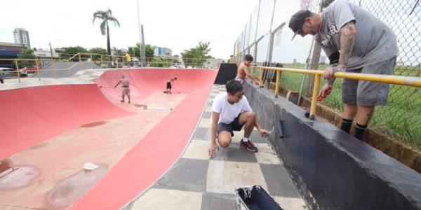 Skatistas pintando a pista situada na Araujo Leite.
Na foto: Paulo Sérgio Serizawa e Sereno