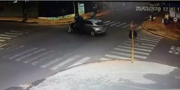 Acidente fatal: no fim de março, motociclista 'voou' após colisão