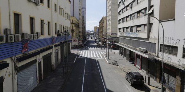 SÃO PAULO - Região da Rua 25 de Março, comércio popular no centro de São Paulo, é vista praticamente deserta na manhã deste sábado (4) — Foto: Nelson Antoine/Estadão Conteúdo