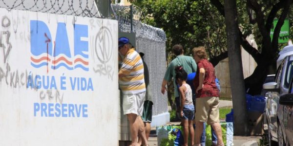 Poço artesiano da avenida Nações Unidas, pessoas sem água.
17-01-2016