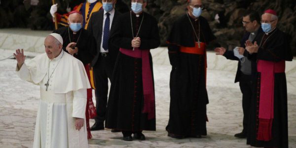 Papa Francisco acena para o público durante a audiência de 21 de outubro de 2020 — Foto: Gregorio Borgia/AP