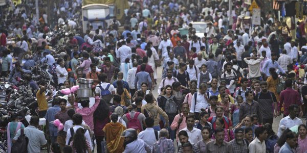 Imagem de mercado em Mumbai, na Índia, em 17 de março de 2023 — Foto: Rajanish Kakade/AP