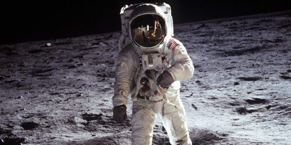 apollo-astronaut-landing-41162
