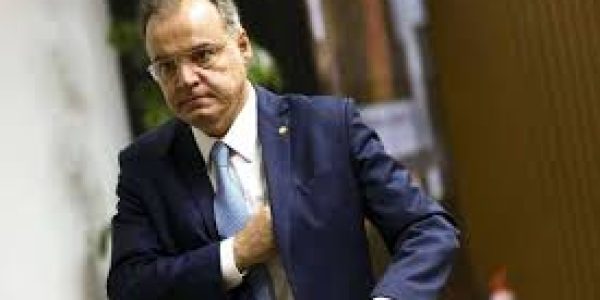 Relator da proposta, deputado Samuel Moreira anunciou a exclusão de mudanças na aposentadoria rural e no benefício assistencial a idosos Foto: Marcelo Camargo/Agência Brasil