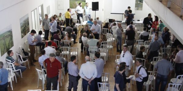 Reunião no DER com representantes de várias cidades.