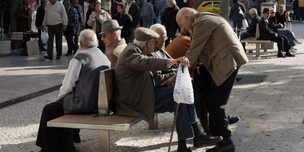 Idosos conversam num banco do Rossio, na baixa de Lisboa, a 29 de Novembro de 2007. MIGUEL A. LOPES / LUSA