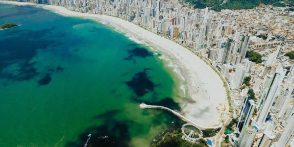 Vista aérea da Praia Central, em Balneário Camboriú, em 1º de dezembro — Foto: Element Films/Divulgação