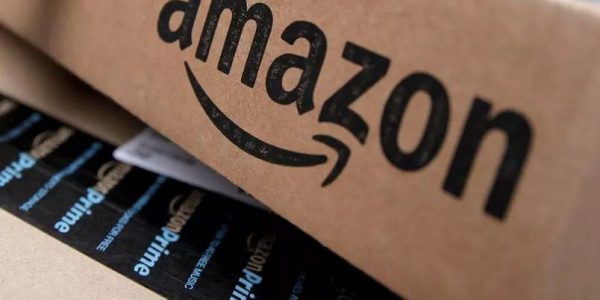 Caixa de encomenda da Amazon 
Foto: Mike Segar/REUTERS