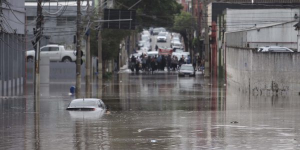 SÃO CAETANO DO SUL,SP,11.03.2019:ALAGAMENTO-SÃO-CAETANO-DO-SUL - Forte chuva causa alagamento entre as Avenidas Guido Aliberti e Avenida Goiás em São Caetano do Sul (SP), nesta segunda-feira (11). Um supermercado ficou cercado pela água, carros foram jogados pela água para fora da pista. (Foto: Danilo M Yoshioka/Futura Press/Folhapress)