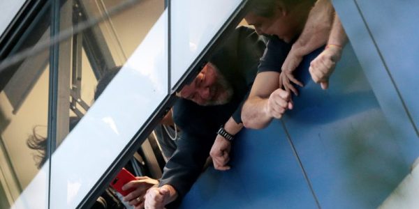 Former Brazilian President Luiz Inacio Lula da Silva waves to supporters from a window during a protest at the metallurgic trade union in Sao Bernardo do Campo, Brazil April 6, 2018. REUTERS/Leonardo Benassatto