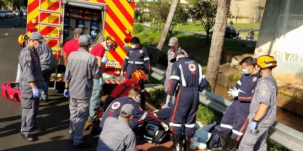 Momento em que a vítima estava sendo socorrida pelos bombeiros e Samu / Foto: Francisco Brunelli/JC Imagens