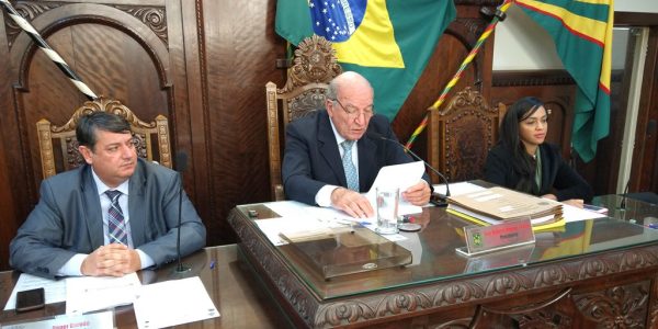 Vereadores Roger Barude, primeiro secretário, José Roberto Segalla, presidente, e Yasmim Nascimento, segunda secretária da Mesa Diretora da Casa Legislativa de Bauru