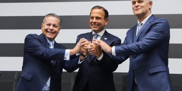 CARLOS ALBERTO DE OLIVEIRA (CAOA), JOÃO DÓRIA (GOVERNADOR DE SÃO PAULO) E LYLE WATTERS (FORD) CELEBRAM O ACORDO (FOTO: DIVULGAÇÃO)