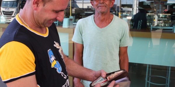 Guilherme com a carteira que Mauro encontrou perdida no posto em Marília — Foto: Brunno Alexandre/Marília Notícia