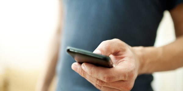 com-o-celular-na-mão