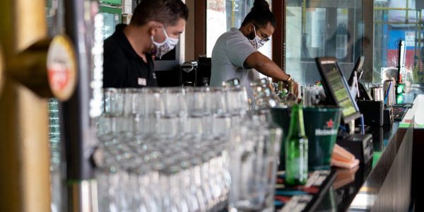 Funcionários de bar na Vila Madalena, em São Paulo — Foto: Marcelo Brandt/G1