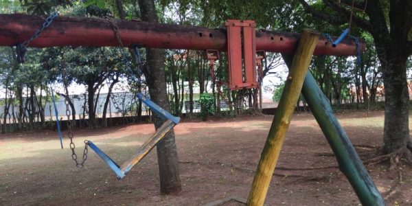 creche_sao_manuel___parquinho____balanco_quebrado_e_nao_utilizado_02-1084486