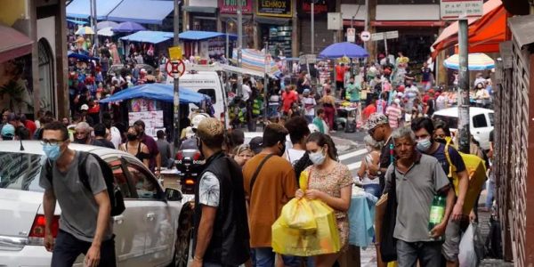 Aglomeração na região da 25 de março, em São Paulo, durante a pandemia da Covid-19
Foto: Cris Faga/Estadão Conteúdo (14.dez.2020)