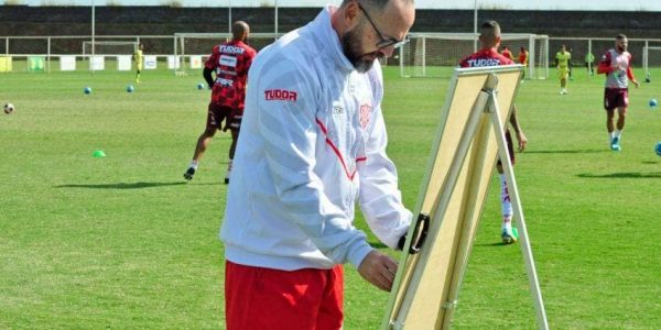 Técnico Moisés Egert com o quadro de posicionamento tático