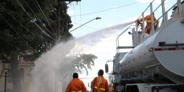 desinfecção com água hiperclorada nas áreas públicas da cidade 4