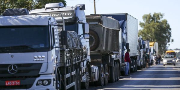 Caminhoneiros fazem protesto contra a alta no preço dos combustíveis na BR-040, próximo a Brasília.