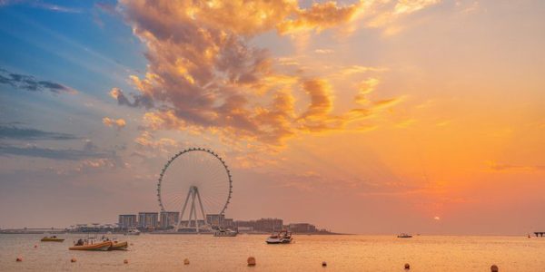 Localizada na Ilha Bluewaters, a roda gigante oferece vistas panorâmicas de 360 graus do horizonte de Dubai | Foto: Getty Images