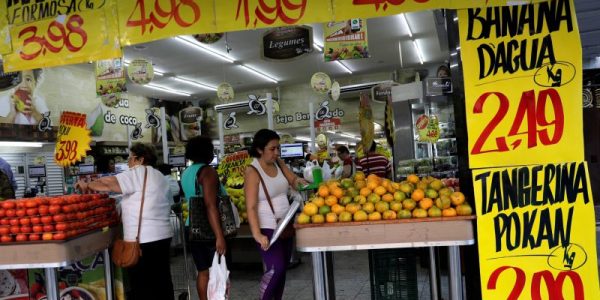 Consumidores fazem compras em mercado no Rio de Janeiro 09/05/2017 REUTERS/Ricardo Moraes