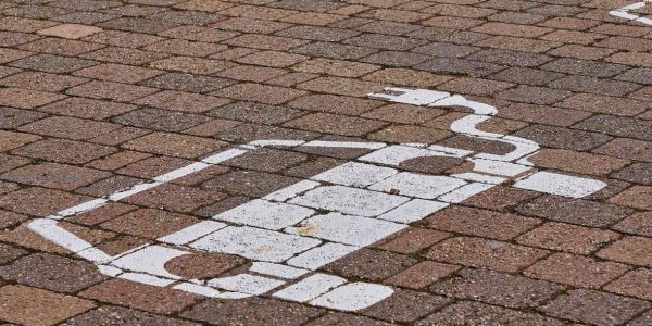 Vaga de estacionamento demarcada para recarga de carros elétricos
Pixabay