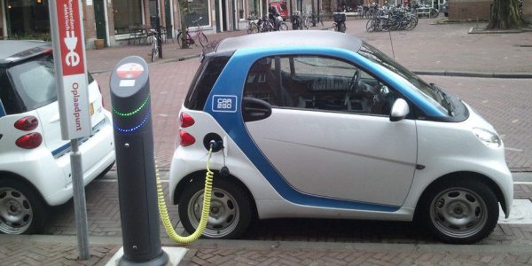 Carro elétrico sendo carregado em Amsterdam, Holanda (Foto: Wikimedia Commons)