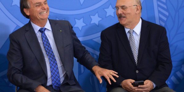 Ministro da Educação, Milton Ribeiro, ao lado do presidente Jair Bolsonaro em cerimônia realizada no Palácio do Planalto, em Brasília. — Foto: Claúdio Reis/Estadão Conteúdo