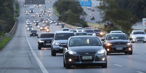 SP - ESTRADAS/FERIADO/MOVIMENTO - GERAL - Movimento intenso na Rodovia dos Imigrantes, sentido litoral sul, em São   Paulo, nesta quinta-feira, 18, véspera do feriado de Páscoa.   18/04/2019 - Foto: ALEX SILVA/ESTADÃO CONTEÚDO