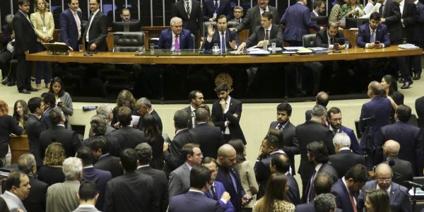 O Plenário da Câmara dos Deputados aprovou a quebra do prazo de cinco sessões entre as votações em primeiro turno e em segundo turno para que a PEC da reforma da Previdência (6/19) possa ser votada ainda hoje.