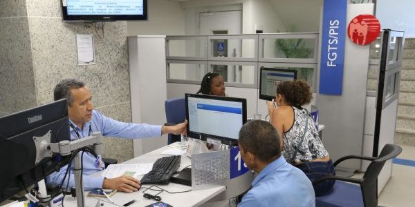 Brasília - Agências da Caixa Econômica Federal do Distrito Federal e entorno estão abertas de 9h às 15h para atendimento exclusivo sobre contas inativas do FGTS neste sábado (18) (Fabio Rodrigues Pozzebom/Agência Brasil)