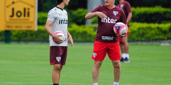 SP - TREINO/SPFC - ESPORTES - Dorival conversa com Rodrigo Caio durante treino do São Paulo Futebol Clube no Centro de Treinamento da Barra Funda, zona Oeste de São Paulo 20/02/2018 - Foto: MAURíCIO RUMMENS/FOTOARENA/FOTOARENA/ESTADÃO CONTEÚDO