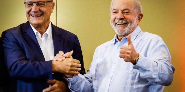 Alckmin e Lula durante reunião entre as diretorias do PT e do PSB sobre aliança para as eleições de 2022 — Foto: ALOISIO MAURICIO/FOTOARENA/FOTOARENA/ESTADÃO CONTEÚDO