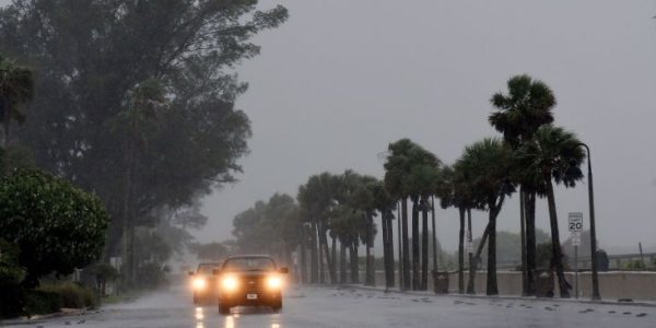 Moradores dirigem perto da baía de St. Pete Beach enquanto os ventos do furacão Ian chegam em 28 de setembro, na Flórida

Crédito: Gerardo Mora/Getty Images