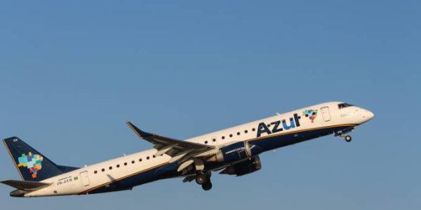 AZUL: ao operar com aviões da Embraer nos primeiros meses, empresa conseguirá, durante parte do mês de setembro, ser a única a operar no aeroporto Santos Dumont, no Rio (NurPhoto / Contributor/Getty Images)