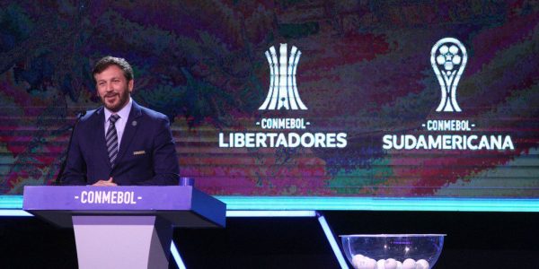 Alejandro Domínguez, presidente da Conmebol, anunciou o fim do critério do gol fora de casa — Foto: Getty Images