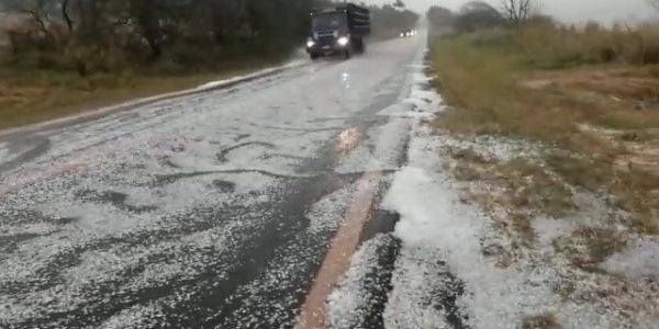 A Tempestade de granizo assustou os motoristas que passavam no local
