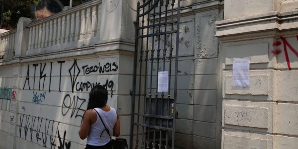 São Paulo - Aviso aos alunos na fachada da Escola Estadual Caetando de Campos, na Consolação.