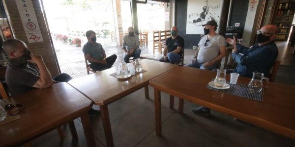 Viterbo Neto, Milton Matsuka, Dirceu Christofoli de Souza, Frank Cordeiro, Bitenka Bittencourt e Cledson Branco se reuniram no Fried Fish Vilarejo, na tarde desta quarta, para discutir saídas / Foto: Vinicius Bomfim