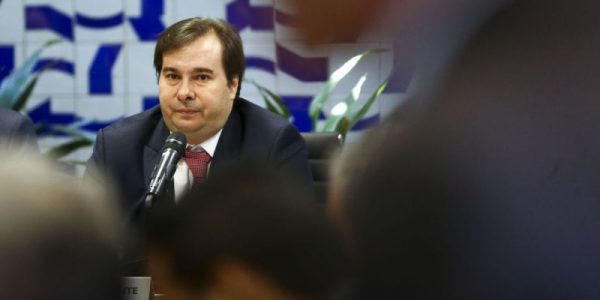O presidente da Câmara dos Deputados, Rodrigo Maia, coordena reunião de líderes partidários. / Foto: Marcelo Camargo/Agência Brasil