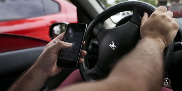 Brasília: Uso de celular ao volante. (Foto: Marcelo Camargo/Agência Brasil)